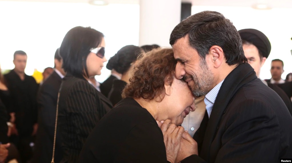 ناگفته هایی از واکنش علما به روبوسی احمدی نژاد و مادر چاوز