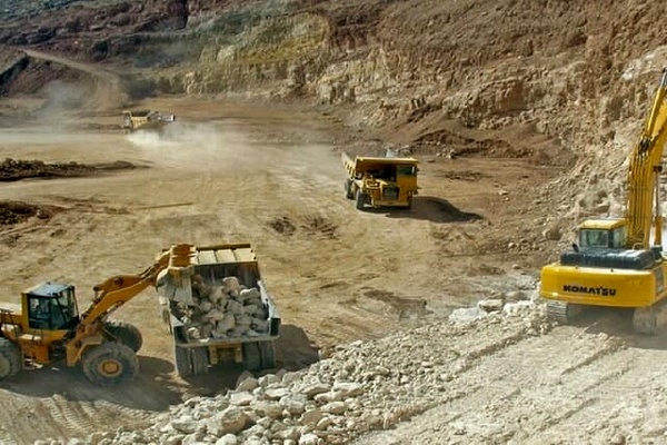 کارگران معدن سنگ آهن خواف: با قراردادهای سه ماهه امنیت شغلی نداریم