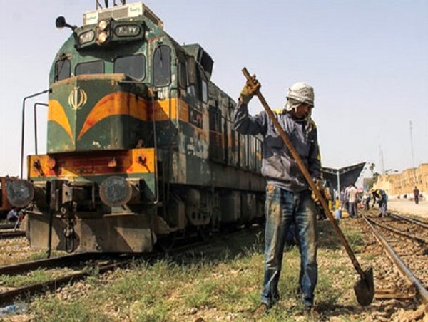 درخواست کارگران پیمانکاری راه‌آهن برای دریافت عیدی و معوقات قبل از پایان سال