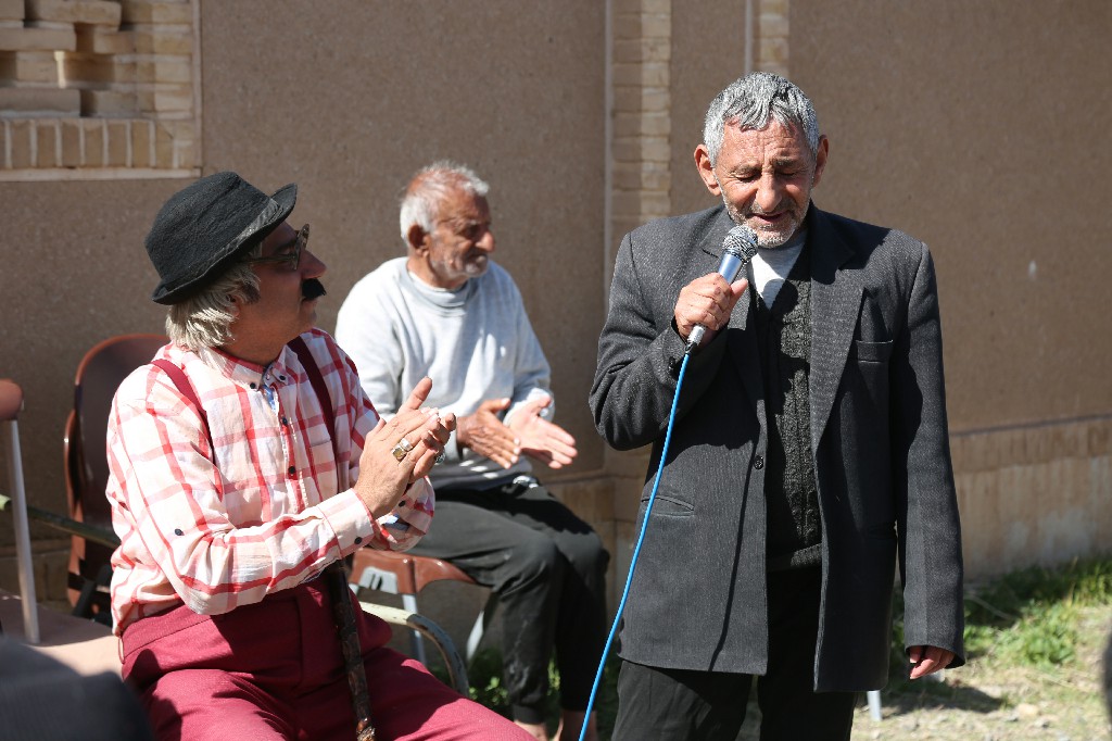 روز شاد سالمندان قمی در تور قم‌گردی سازمان فرهنگی شهرداری