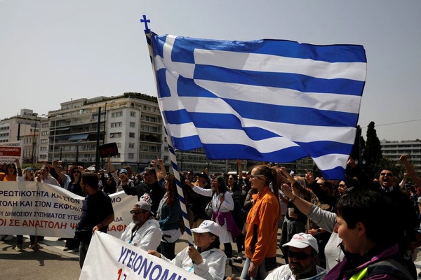 هزاران کارگر اعتصابی یونان در اعتراض به افزایش شکاف مزد و هزینه‌ها به خیابان آمدند