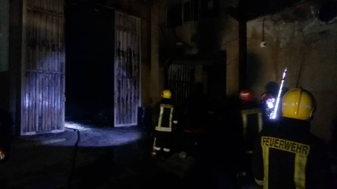 وقوع آتش سوزی گسترده در کارخانه کفش در قم/حریق با تلاش آتش نشانان اطفا شد