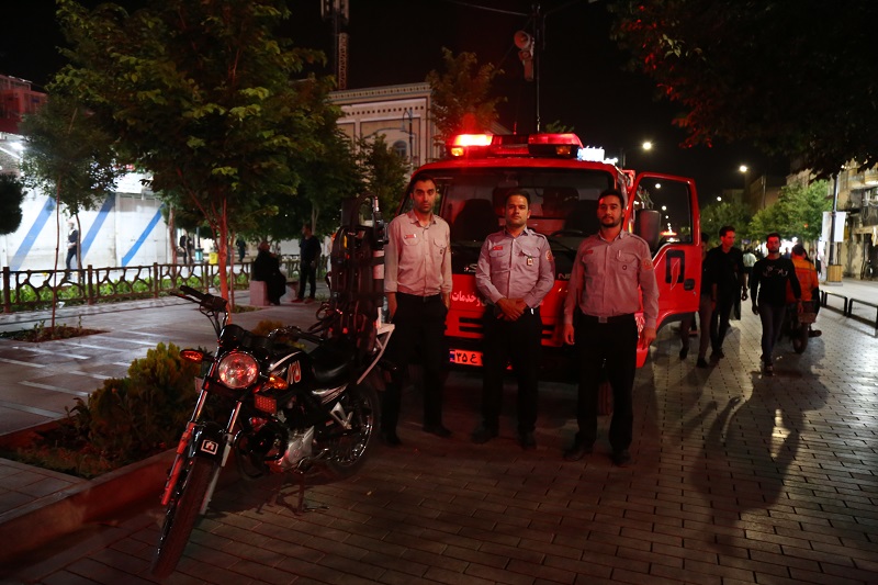 استقرار خودروهای عملیاتی و تیم‌های ویژه موتوری آتش‌نشانی قم در شب‌های لیالی قدر