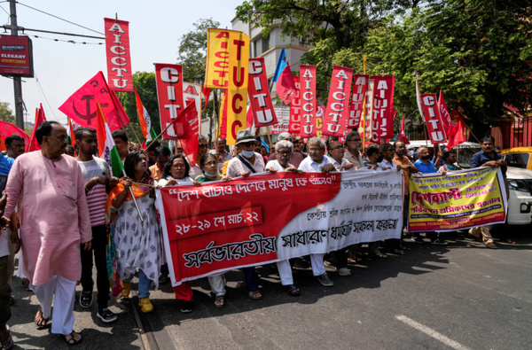 اعتصاب میلیونی کارگران هندوستان برای افزایش مزد و توقف خصوصی‌سازی