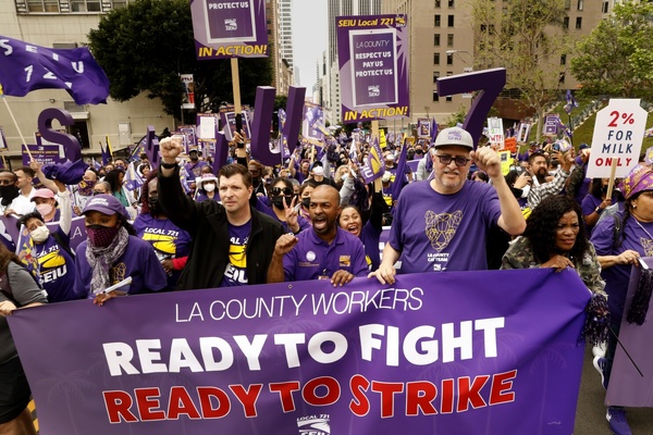 کارکنان بیمارستانی لس‌آنجلس در اعتراض به وضعیت شغلی به خیابان می‌آیند