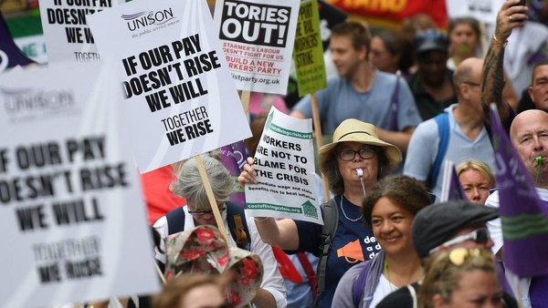کارگران و معلمان انگلیس در اعتراض به گرانی به خیابان آمدند/ انتخاب خانوارهای انگلیسی میان غذای فرزندان یا هزینه‌های زندگی