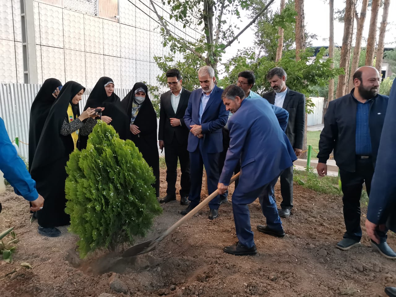 غرس دو نهال به نام دختران ایران در بوستان نجمه قم با حضور وزیر آموزش و پرورش
