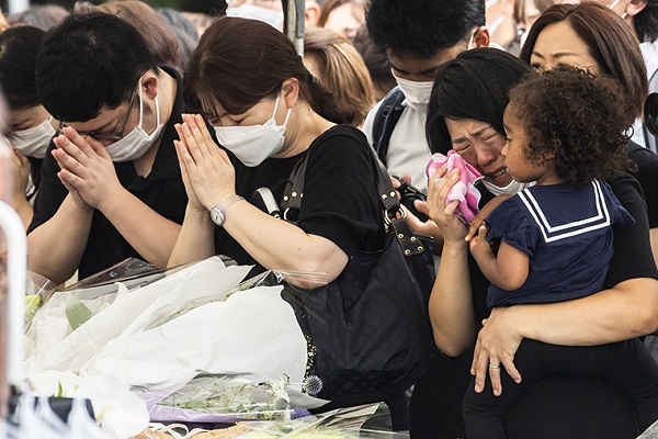 مراسم وداع مردم ژاپن با شینزو آبه + تصاویر تشییع جنازه