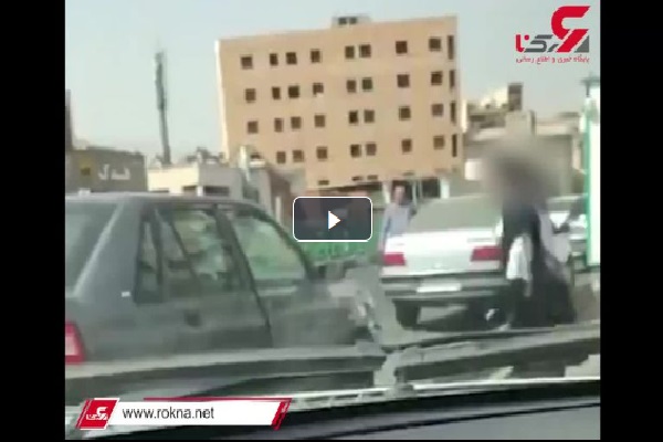 ببینید | دختر عصبانی با چوب به جان راننده تهرانی افتاد | او مزاحمش شده بود
