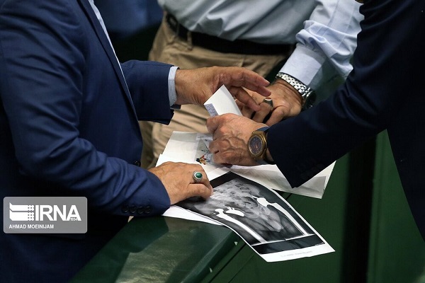 عکس | ساعت یک میلیاردی در دست نماینده مجلس/ موضوع داغ بحث نمایندگان چیست؟
