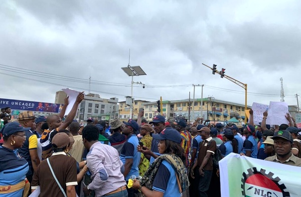 کارگران نیجریه در اعتراض به تعطیلی دانشگاه‌ها اعتصاب کردند