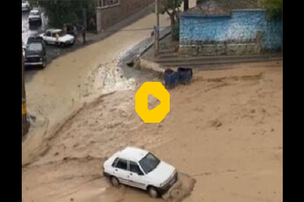فیلم | عصر پنجشنبه؛ سیلاب وحشتناک در خیابان شریعتی رودهن و بردن خودروها