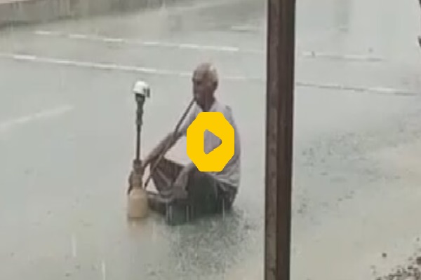 فیلم | تصویری عجیب از قلیان کشیدن یک پیرمردی وسط سیل و باران در بوشهر!