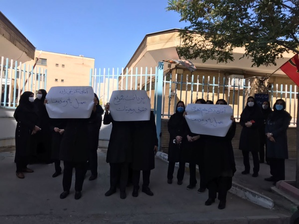 کارکنان دانشگاه پیام نور مشهد خواستار پرداخت مطالبات خود شدند