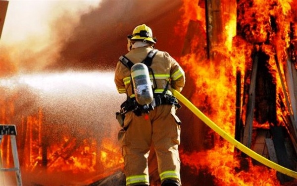 مصدومیت یک کارگر در حادثه آتش‌سوزی یک کارخانه