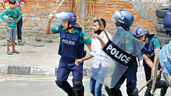 اعتراض کارگران بنگلادشی برای افزایش حقوق به خشونت کشیده شد/ دولت: کالابرگ جیره کالاهای اساسی توزیع می‌کنیم