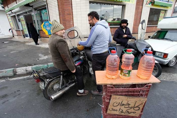 کارگران شهرداری ایرانشهر برای تامین معاش بنزین یارانه‌ای می‌فروشند