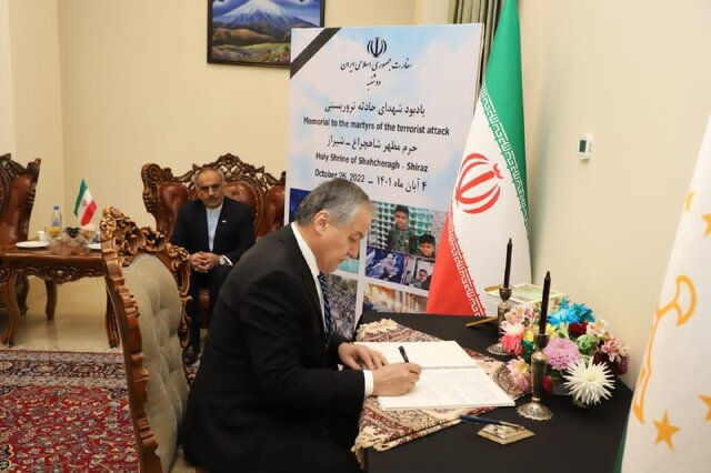امضای دفتر یادبود شهدای حمله تروریستی شیراز توسط وزیر خارجه تاجیکستان