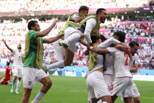 پیروزی مردان فوتبال پس از ترنم سرود ملی کشورمان با چاشنی غیرت