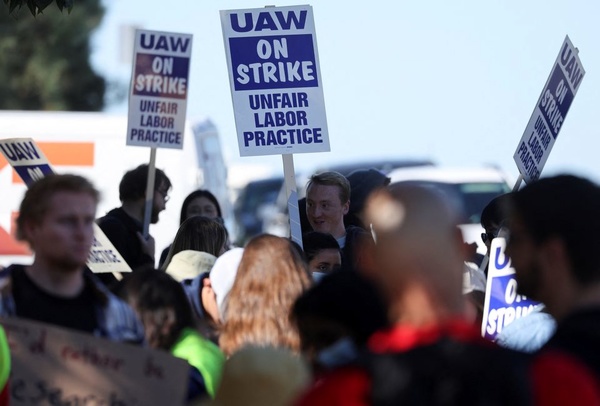 کارمندان بخش دانشگاهی آمریکا در اعتراض به وضعیت حقوقی دست به اعتصاب زدند
