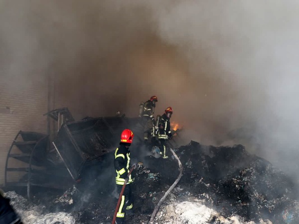 آتش‌سوزی کارخانه مواد شیمیایی تاکستان بدون تلفات جانی مهار شد