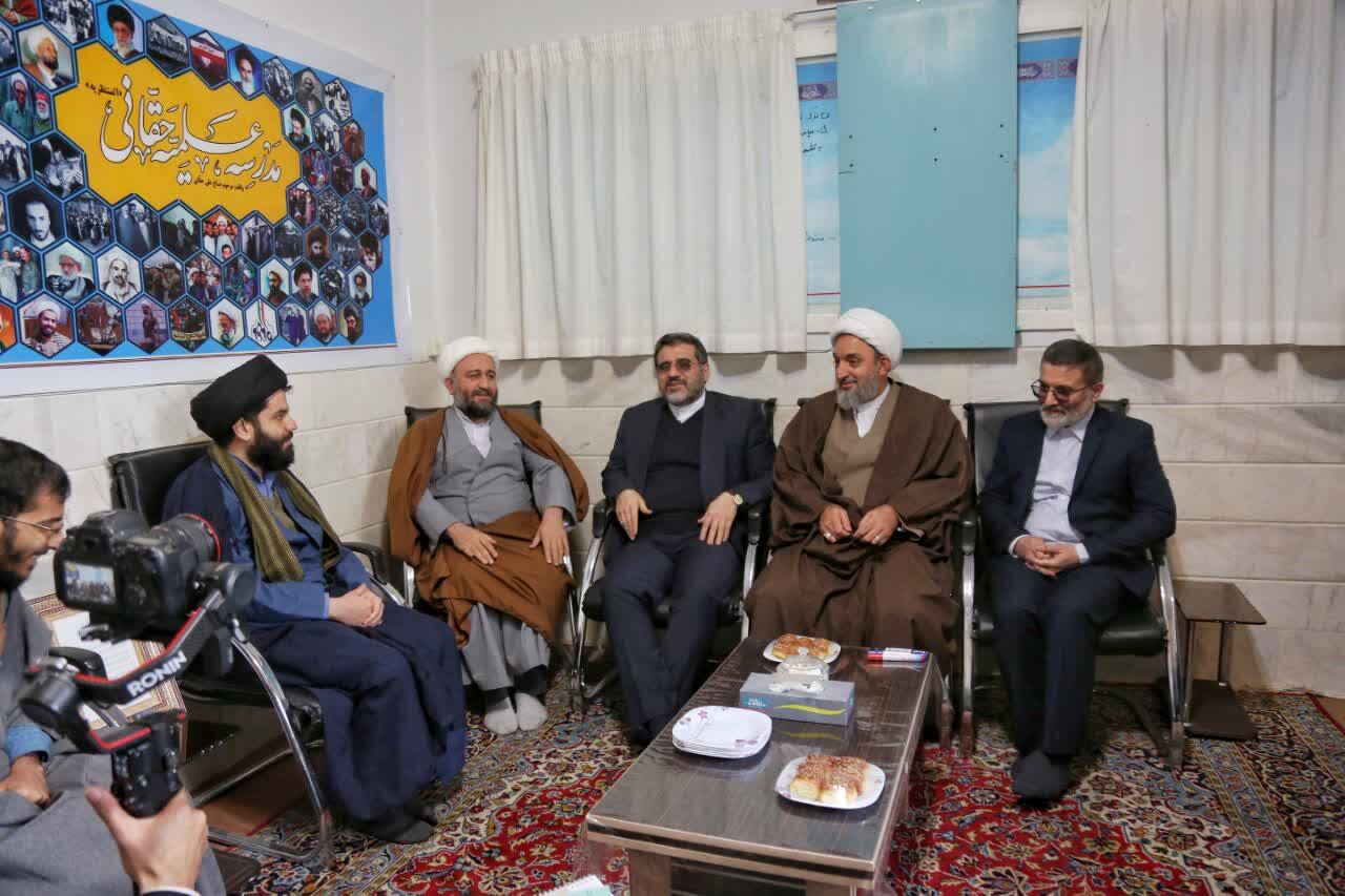 وزیر فرهنگ و ارشاد اسلامی از مدرسه علمیه حقانی قم بازدید کرد