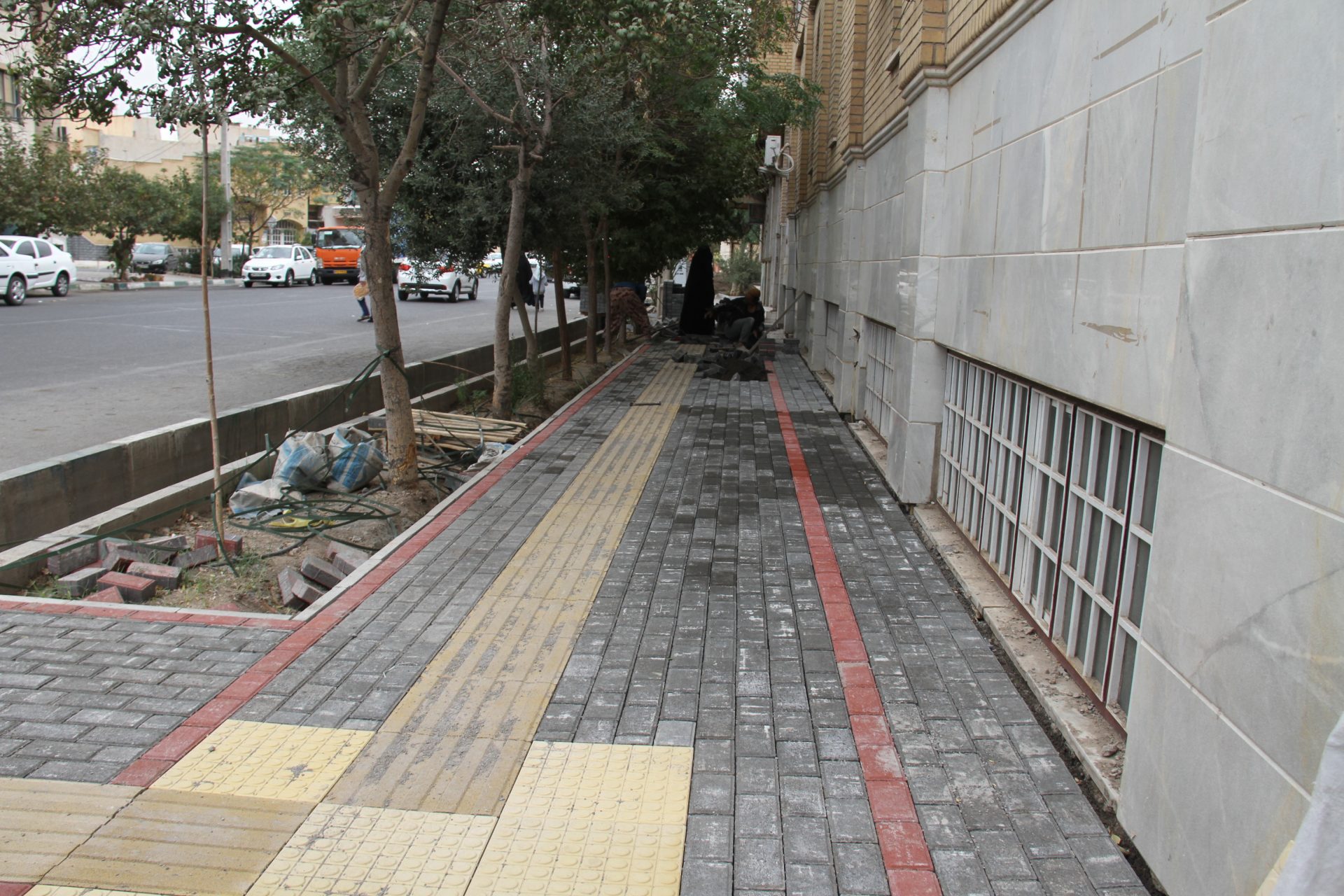 اتمام عملیات عمرانی بهسازی پیاده‌روهای محله فرهنگیان منطقه یک قم