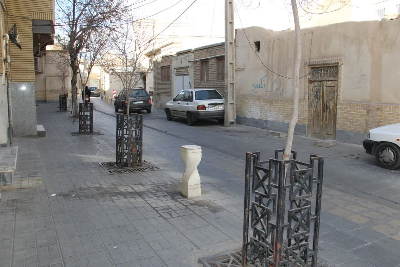 نصب ضربه‌گیرهای مقاوم برای کاهش تصادفات در بلوار شهید سلیمانی قم/ بهسازی کوچه‌های بلوار عماریاسر