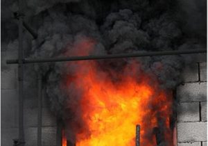 نجات ۱۲ کارگر ساختمانی گرفتار در آتش