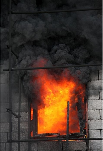 نجات ۱۲ کارگر ساختمانی گرفتار در آتش