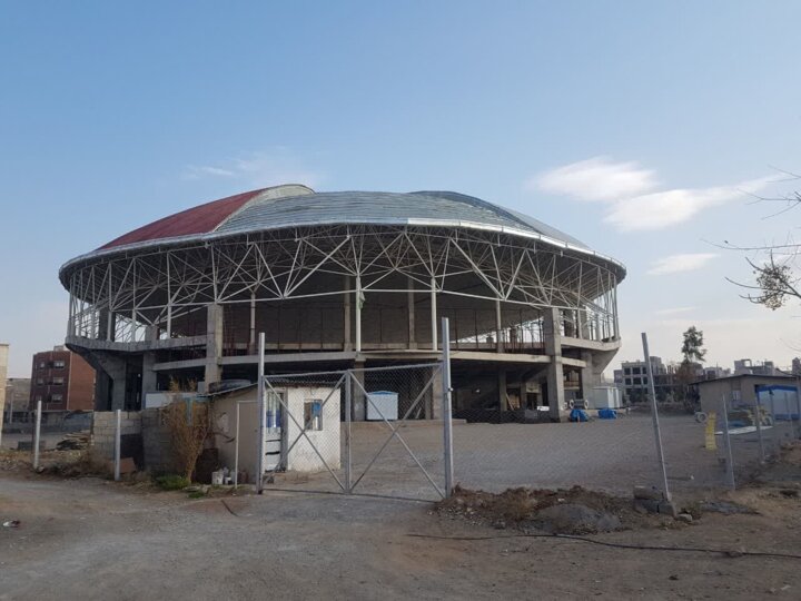 ریزش سقف ورزشگاه در دست احداث ۴۵۰۰ نفری پردیسان قم