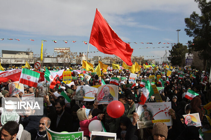 راهپیمایی ۲۲ بهمن با حضور پرشور مردم در قم آغاز شد