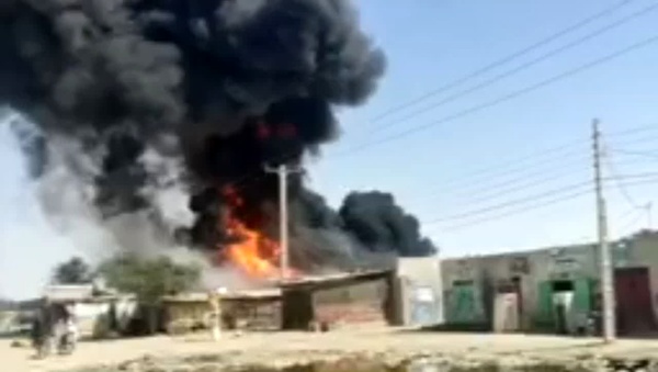 آتش‌سوزی در سه مغازه دپوی مواد نفتی در شهرستان دشتیاری/ حادثه تلفات جانی نداشت