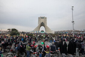 مردم در راهپیمایی ۲۲ بهمن پشیبانی خود از انقلاب را نشان می‌دهند