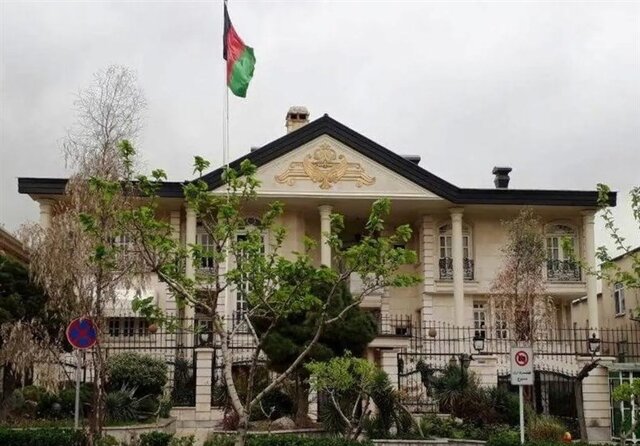سخنگوی طالبان: فعالیت‌ سفارت در تهران بعد از اعزام کاردار و دیپلمات‌های جدید ادامه خواهد یافت