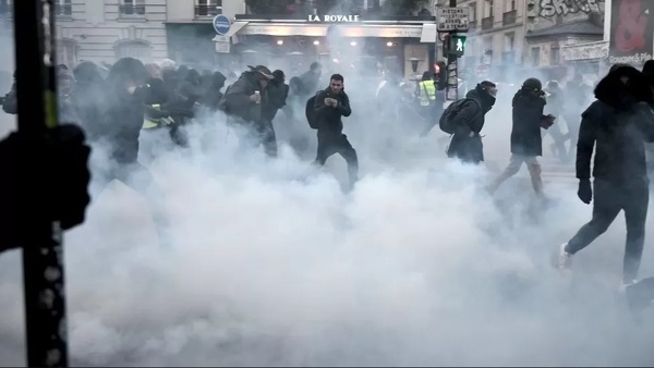 فرانسوی‌ها برای چهارمین بار تظاهرات میلیونی برگزار کردند/ سطل‌های زباله به آتش کشیده شد، پلیس اشک‌آور شلیک کرد