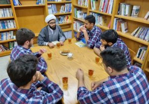 ابتکار جالب یک طلبه قمی؛ جهاد تبیین با راه اندازی کافه گفت و گو