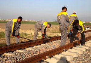 مطالبات عقب افتاده کارگران راه آهن قم تا پایان سال پرداخت شود