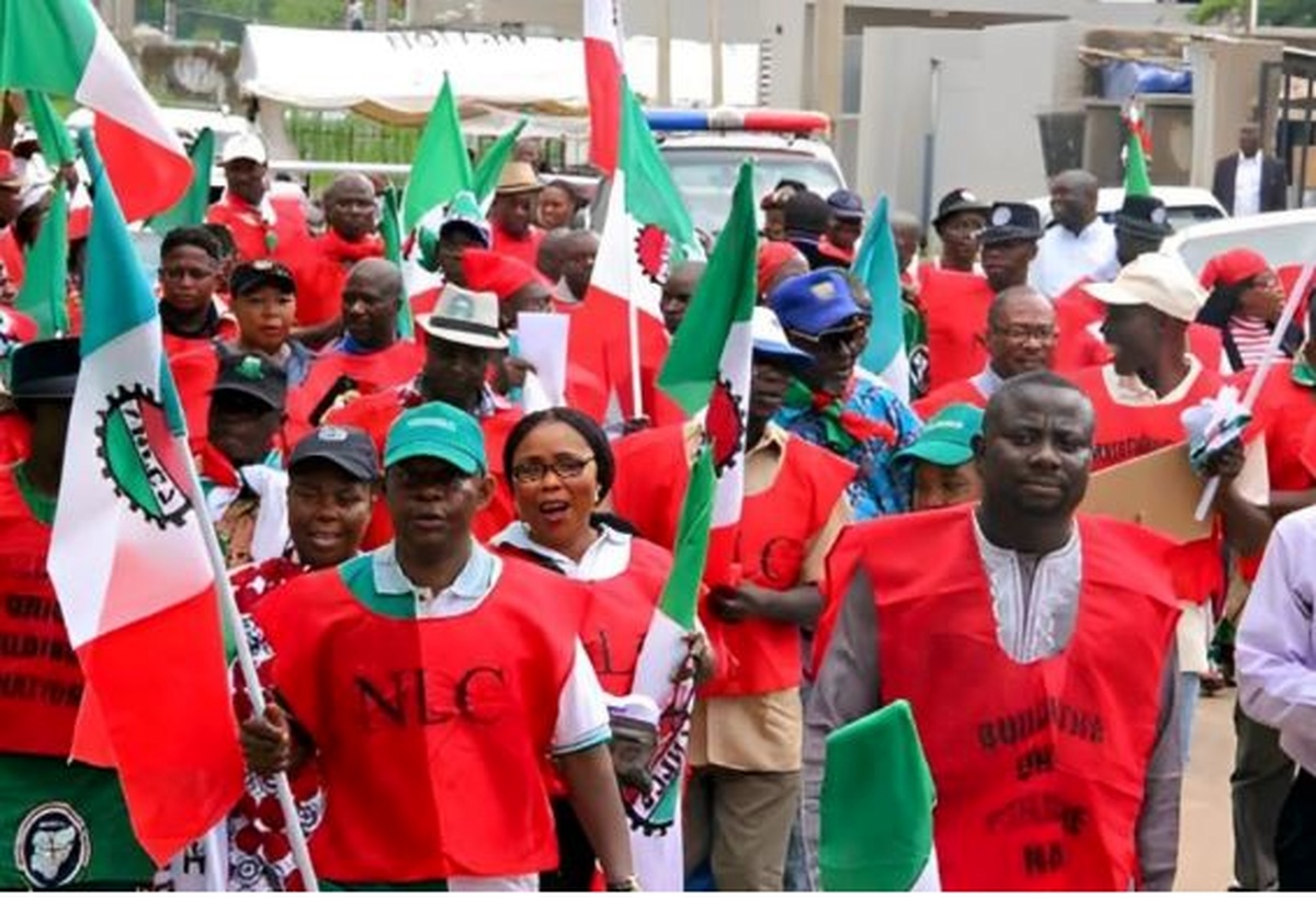 اعتراض کارگران و بازنشستگان نیجریه به ۲۰ ماه مزد و مستمری معوق/ ۲۱ هزار نفر اشتباها فوت شده‌اند