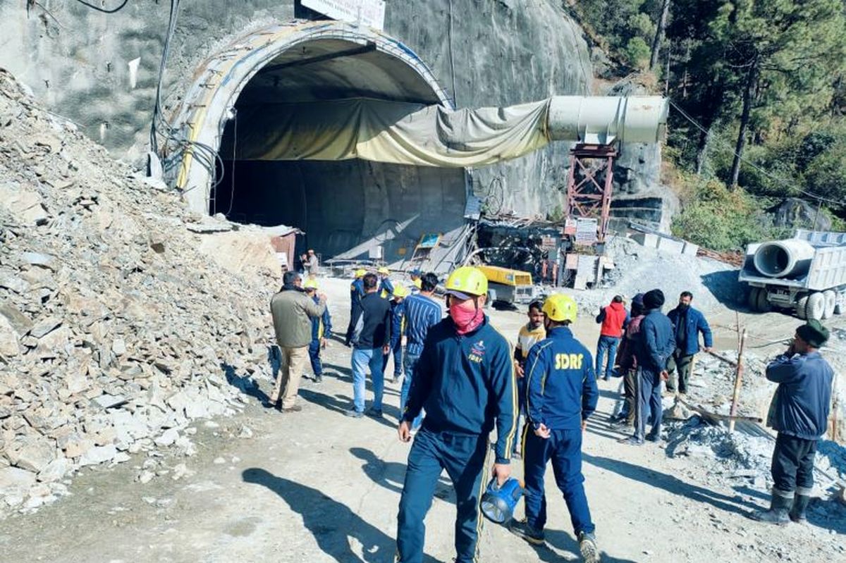 ۴۰ کارگر هندی در ریزش تونل محبوس شدند