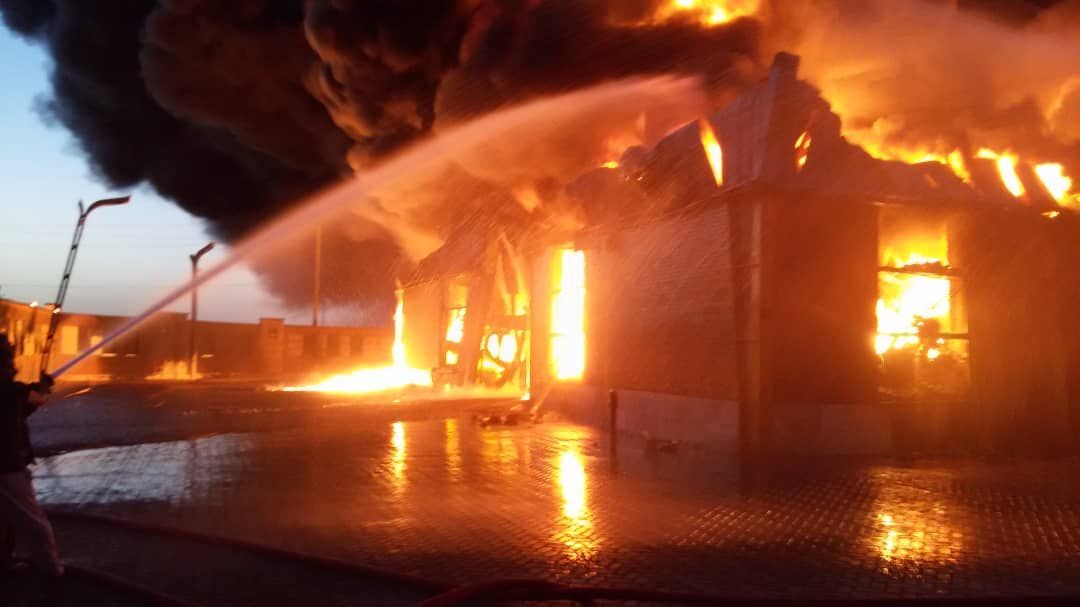 آتش‌سوزی کارخانه رنگرزی پارچه در بلوار غدیر قم مهار شد