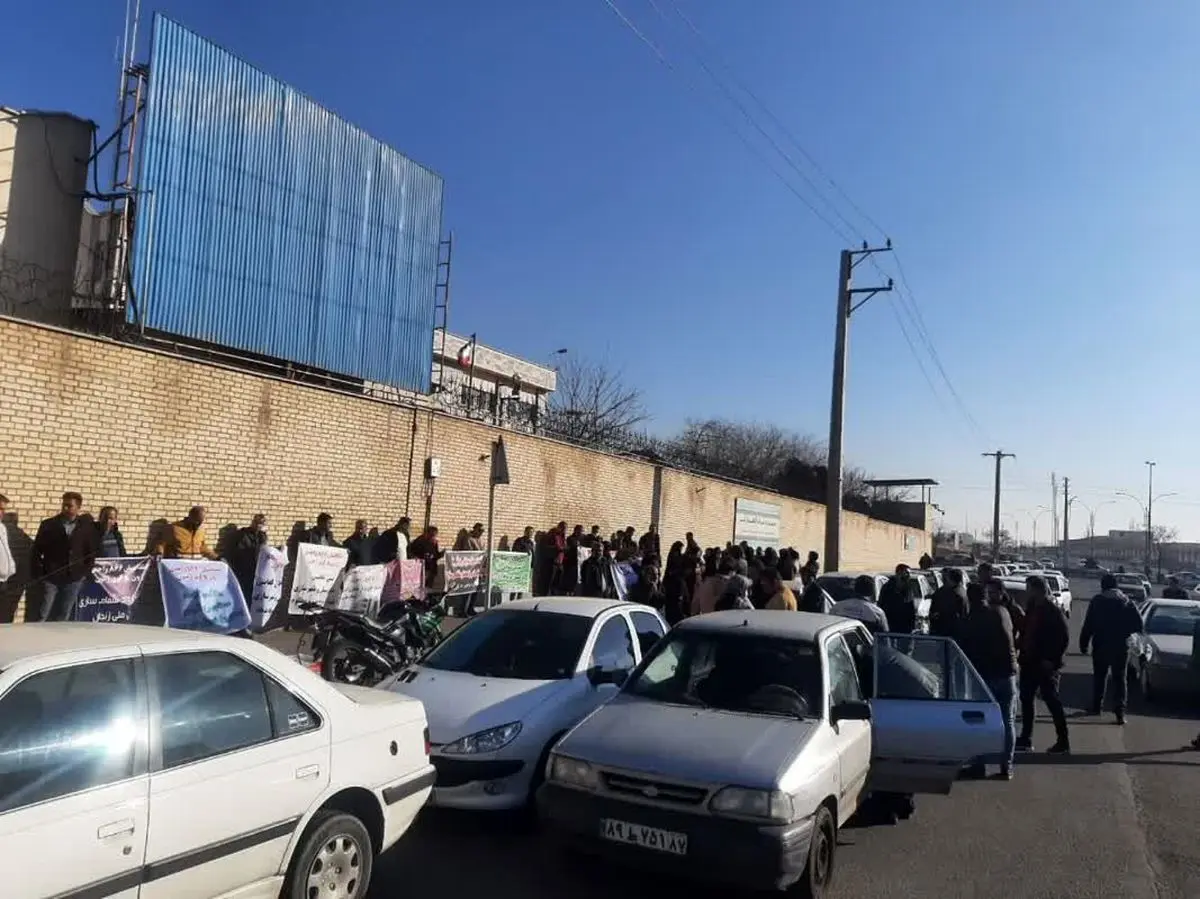 تجمع تعدادی از متقاضیان مسکن ملی در زنجان
