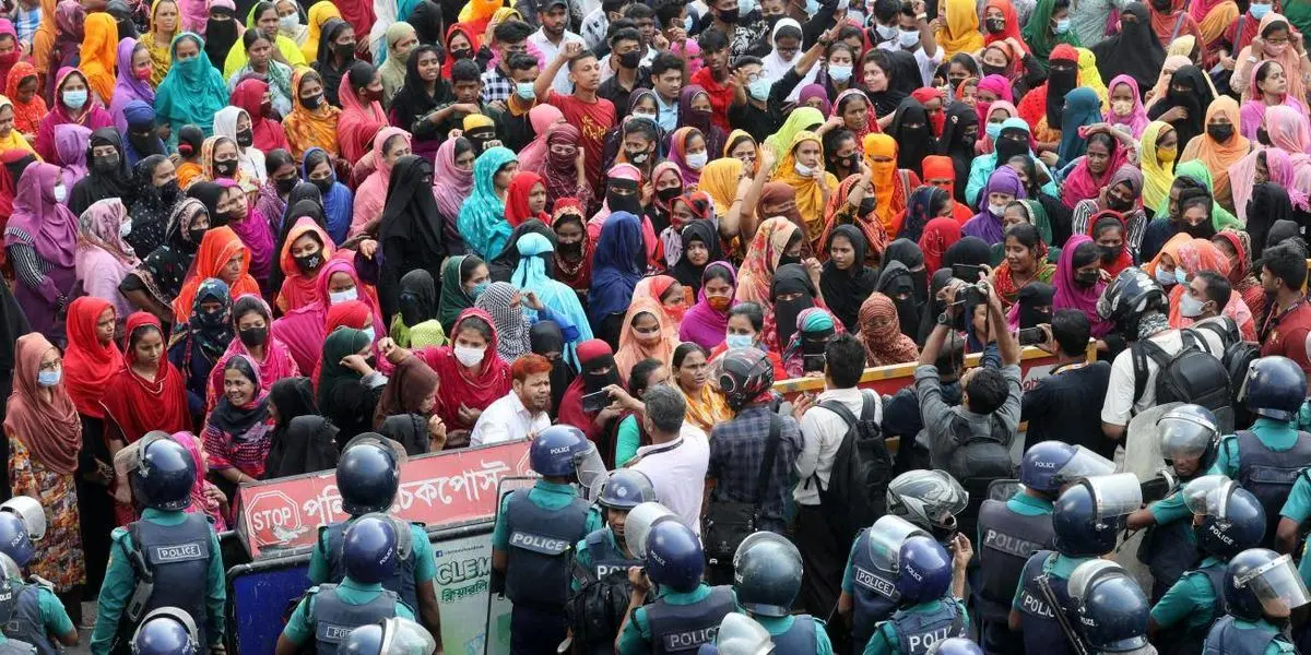 بحران دولت با تداوم اعتراضات کارگران پوشاک بنگلادش/ شانس حزب حاکم در انتخابات اندک است