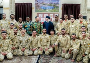 شب یلدای رئیس‌جمهور در کنار سربازان