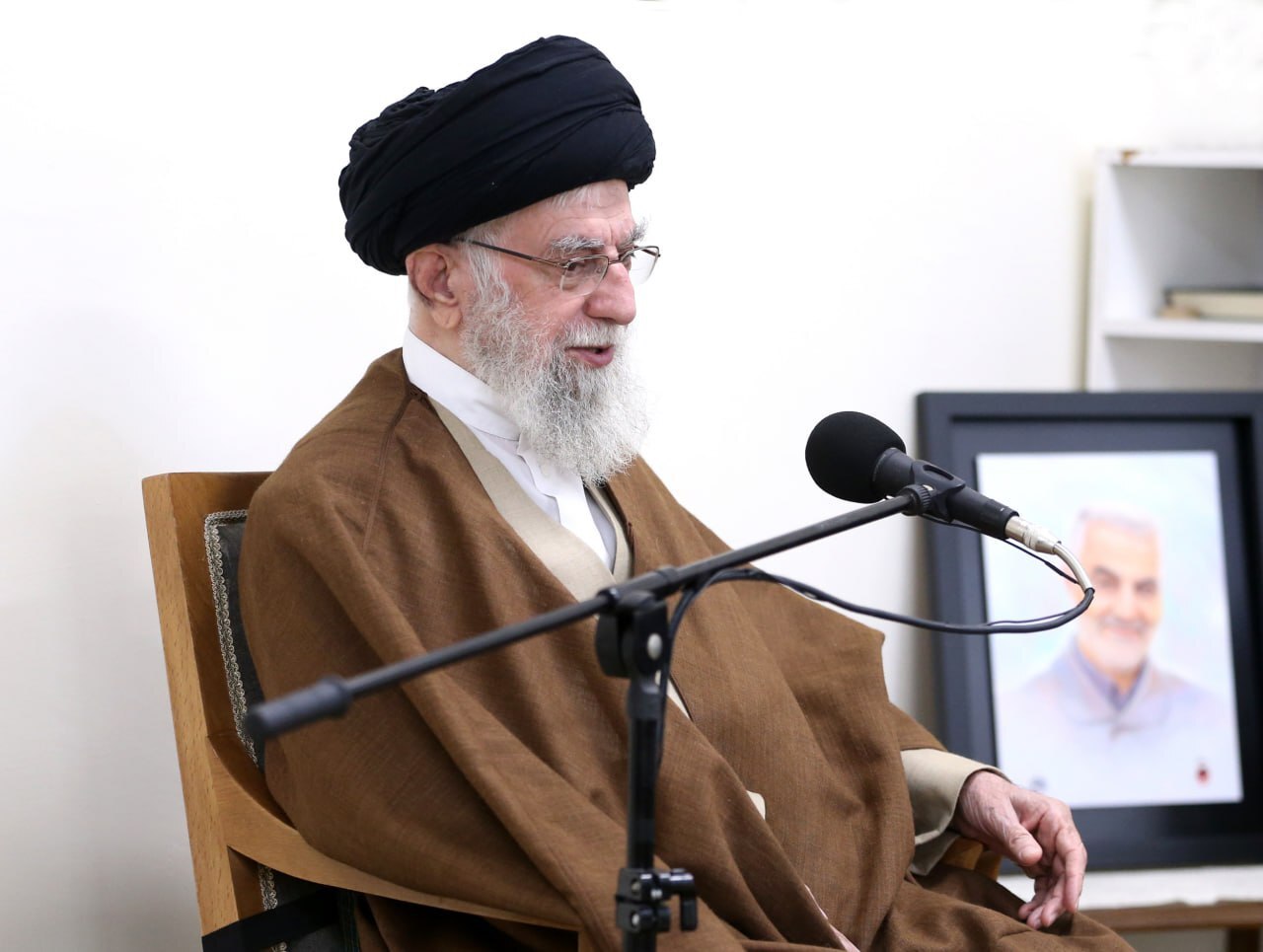 حضرت آیت‌الله خامنه‌ای: باید خط تقویت جبهه مقاومت همچنان ادامه یابد