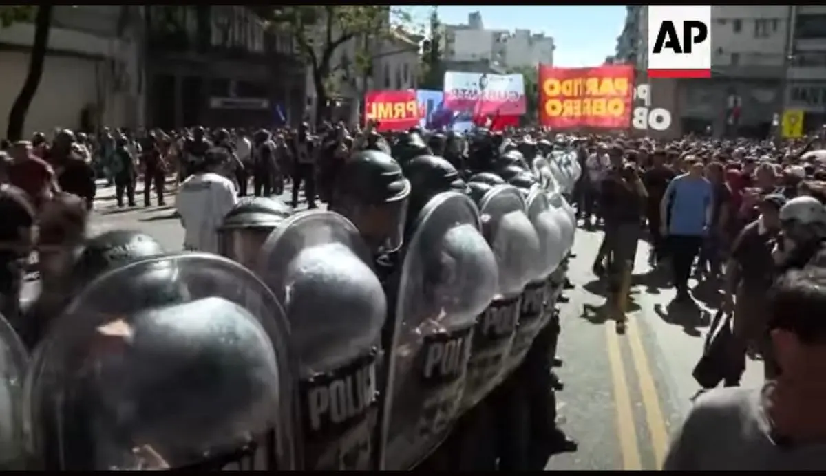 یگان ضد شورش آرژانتین، کارگران معترض به حذف یارانه‌ سوخت را سرکوب کرد