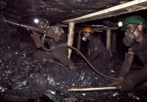 تجمع کارگران معدن طزره خاتمه یافت/ مسئولان قول پیگیری دادند