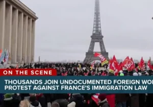 تجمع ده‌ها هزار کارگر خارجی فرانسه در جوار برج ایفل/ اعتراض به لغو مجوز کار کارگران مهاجر