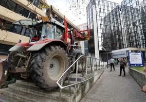 آغاز دور جدید اعتراض کشاورزان فرانسوی علیه مصوبات دولت/ حضور نخست وزیر در میان معترضان و دعوت به آرامش