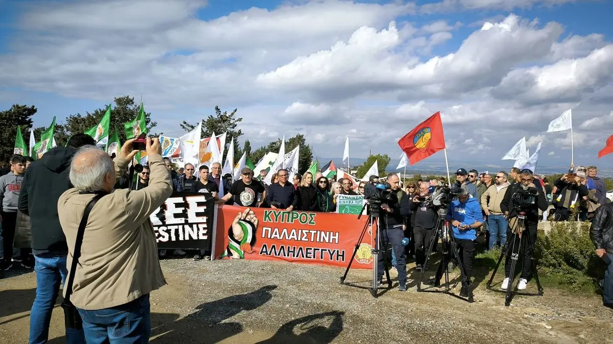 تظاهرات کارگران قبرسی در اعتراض به بکارگیری نظامی اراضی کشور علیه فلسطین و یمن